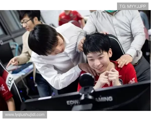 FPX团队协作在世界大师赛中的精彩表现与战术分析